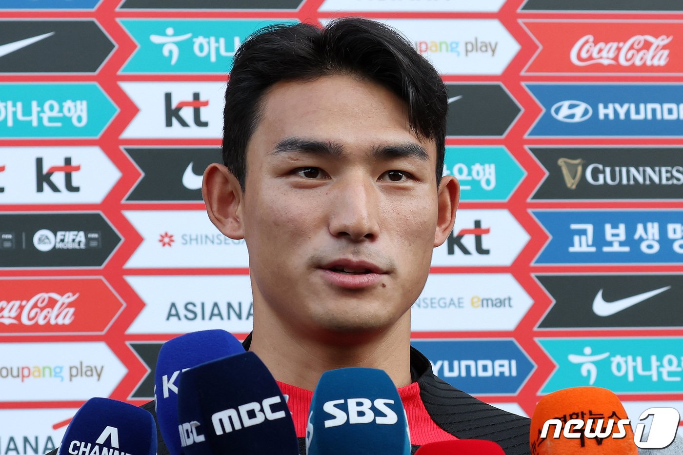 대한민국 축구대표팀 조유민이 2일 오전 경기 파주 국가대표 트레이닝센터&#40;NFC&#41;에서 훈련에 앞서 기자들 질의에 답하고 있다. 2022.11.2/뉴스1 ⓒ News1 이동해 기자