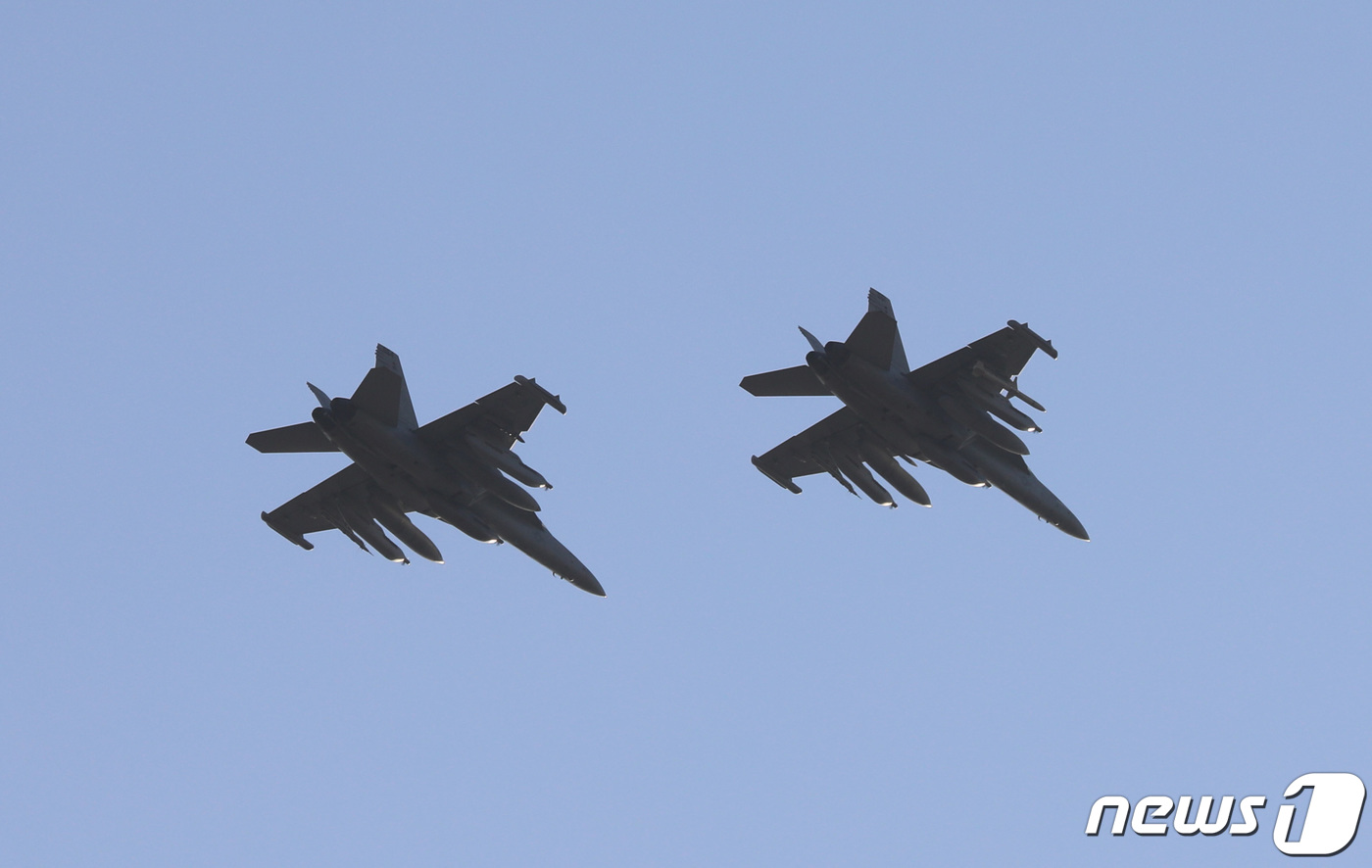 (평택=뉴스1) 김영운 기자 = 북한이 동·서해상을 향해 SRBM을 포함해 10발 이상 다종의 미사일과 100여발의 포병사격을 발사한 2일 오후 경기 평택시 주한미군 오산공군기지 …