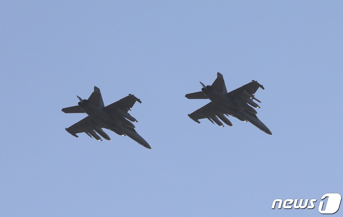 본문 이미지 - 2일 오후 경기 평택시 주한미군 오산공군기지 상공에서 EA-18G 그라울러 전자전기가 편대비행을 하고 있다. 2022.11.2/뉴스1 ⓒ News1 김영운 기자