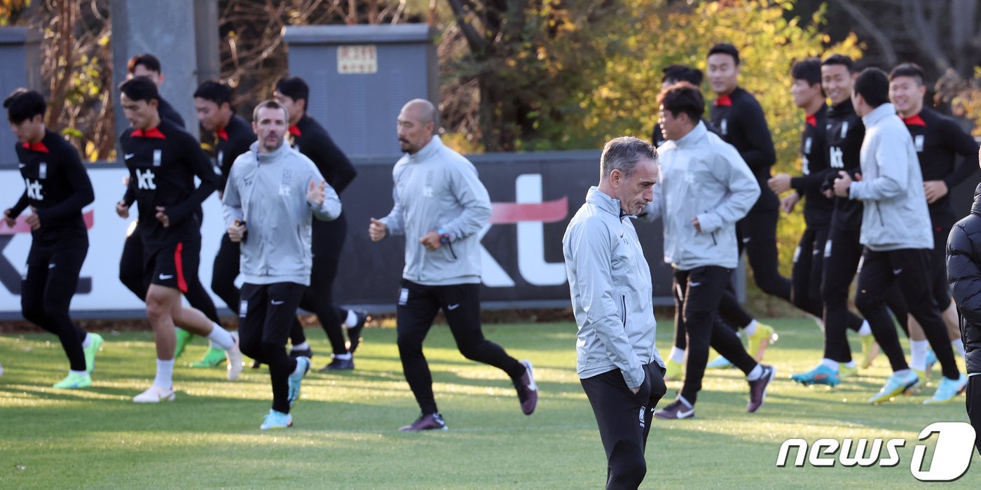 본문 이미지 - 대한민국 축구대표팀 파울루 벤투 감독이 2일 오전 경기 파주 국가대표 트레이닝센터&#40;NFC&#41;에서 가진 훈련에서 생각에 잠겨 있다. 2022.11.2/뉴스1 ⓒ News1 이동해 기자
