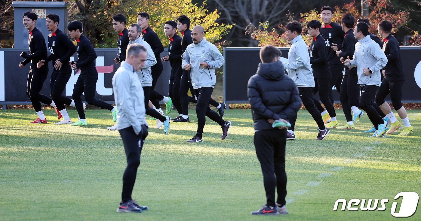 대한민국 축구대표팀 선수들이 2일 오전 경기 파주 국가대표 트레이닝센터&#40;NFC&#41;에서 열린 훈련에 앞서 러닝을 하며 몸을 풀고 있다. 2022.11.2/뉴스1 ⓒ News1 이동해 기자