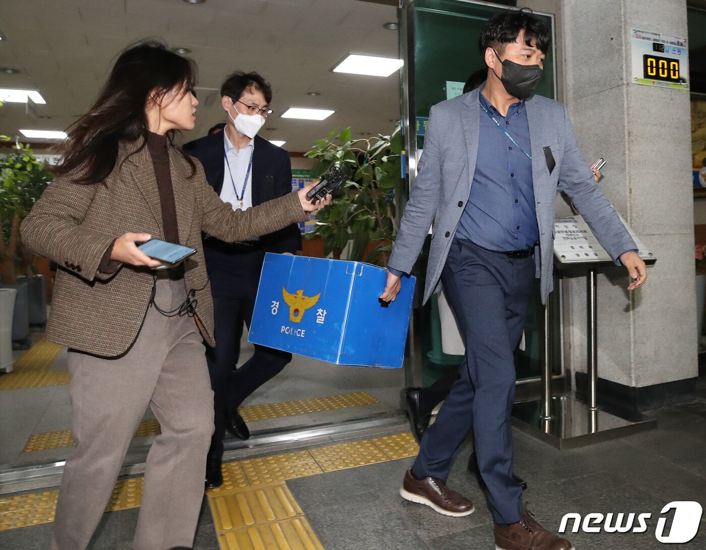 본문 이미지 - 경찰청 특수수사본부가 2일 오후 서울 용산경찰서에서 '이태원 참사' 원인 규명을 위한 압수수색을 마치고 압수품을 들고 나오고 있다. 2022.11.2/뉴스1 ⓒ News1 송원영 기자