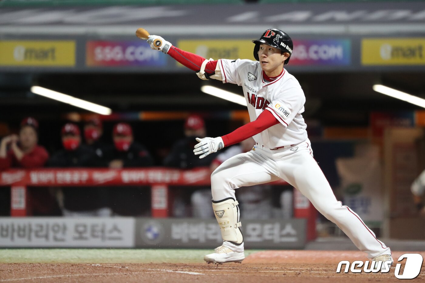 본문 이미지 - 2일 오후 인천시 미추홀구 SSG 랜더스필드에서 열린 프로야구 &#39;2022 신한은행 SOL KBO 포스트시즌&#39; 한국시리즈 2차전 키움 히어로즈와 SSG 랜더스의 경기 1회말 1사 1,3루상황에서 SSG 박성한이 1타점 유격수 땅볼을 치고 있다. 2022.11.2/뉴스1 ⓒ News1 황기선 기자