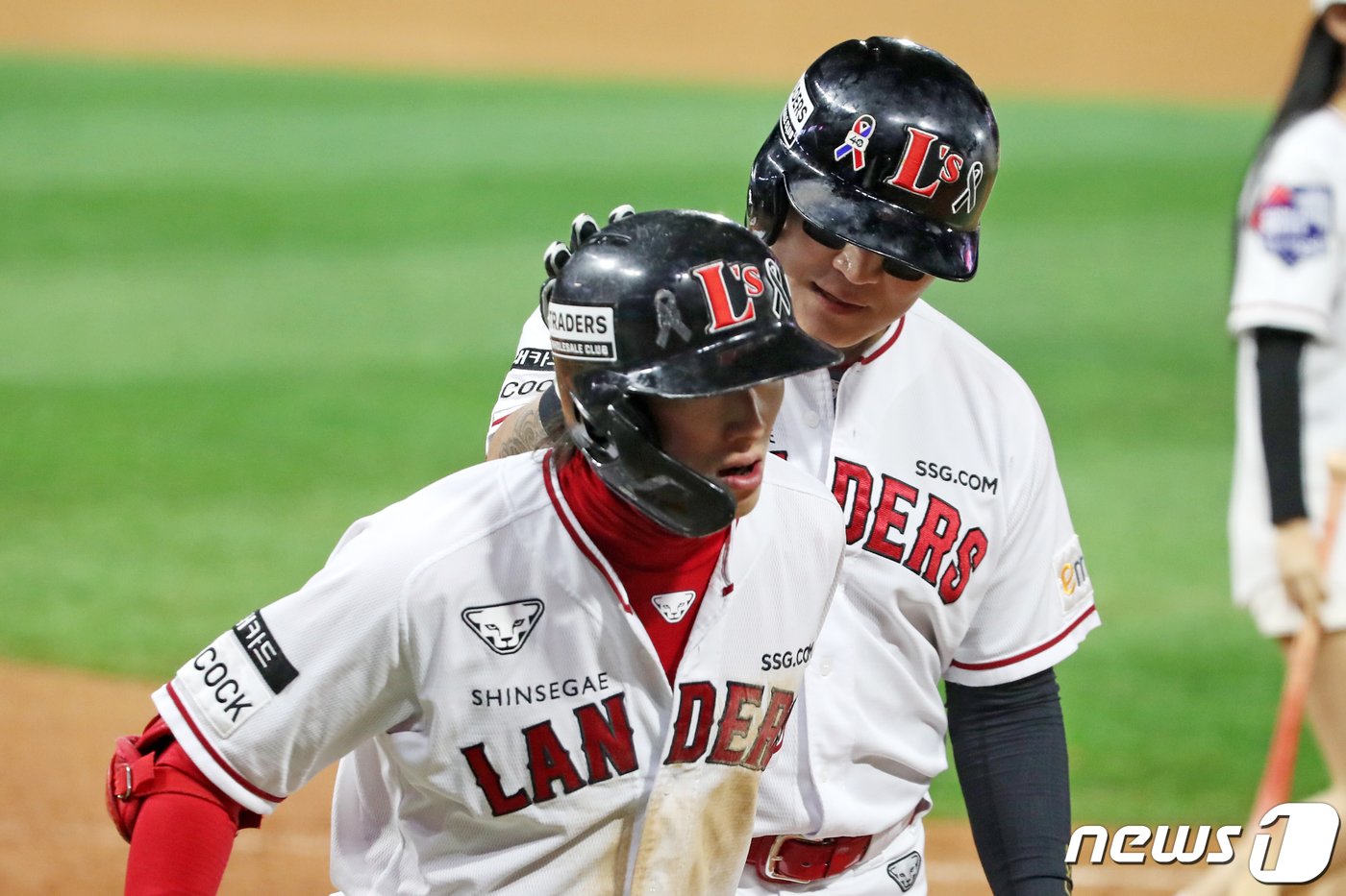 2일 오후 인천시 미추홀구 SSG 랜더스필드에서 열린 프로야구 &#39;2022 신한은행 SOL KBO 포스트시즌&#39; 한국시리즈 2차전 키움 히어로즈와 SSG 랜더스의 경기 5회말 SSG 공격 1사 주자 1루 상황 최지훈이 투런 홈런을 치고 홈인하고 있다. 2022.11.2/뉴스1 ⓒ News1 이승배 기자