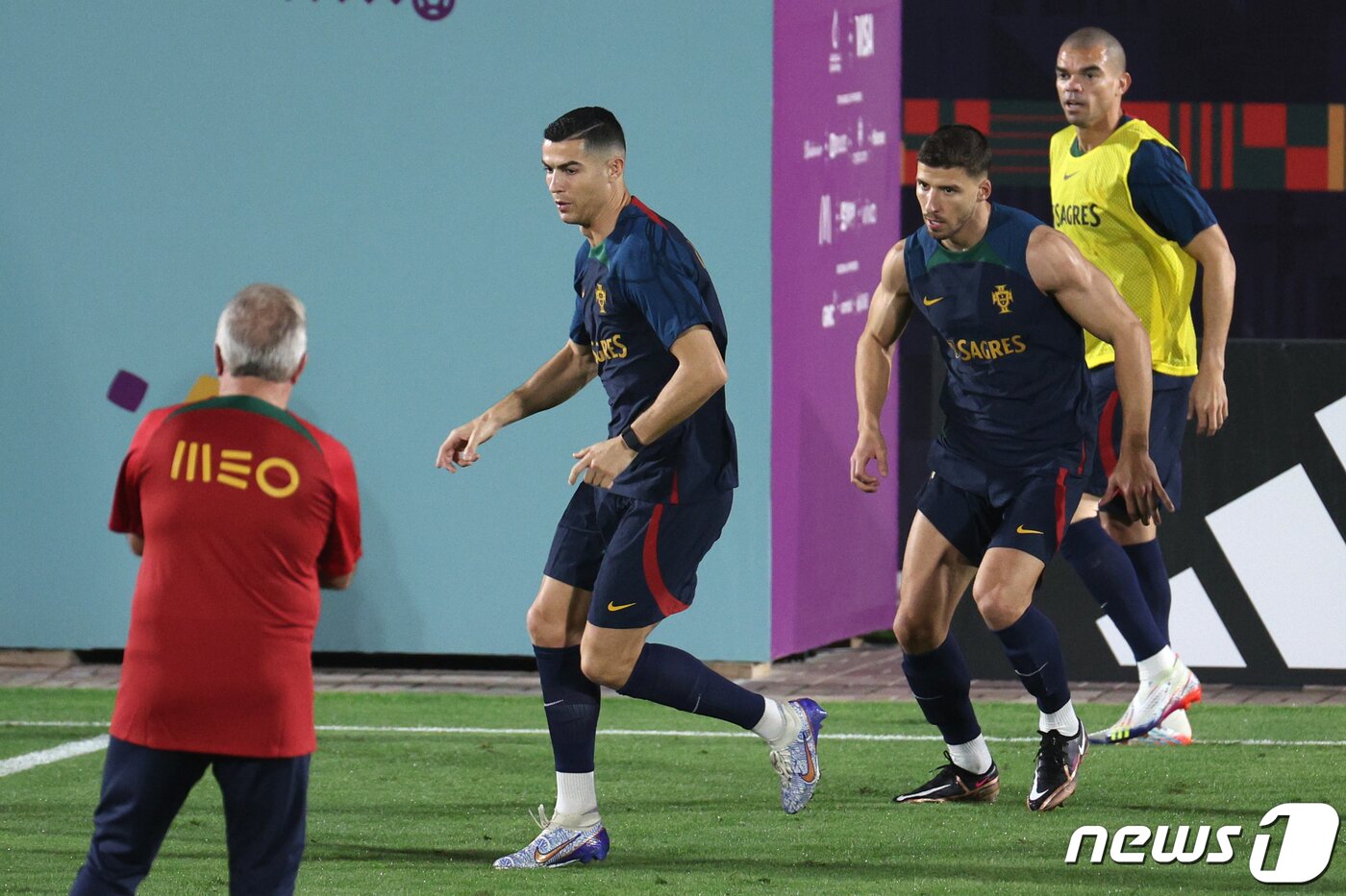 본문 이미지 - 포르투갈 축구대표팀 크리스티아누 호날두와 후벵 디아스, 페페가 19일 오후(현지시간) 카타르 알샤하니야 스포츠클럽에 마련된 훈련장에서 훈련하고 있다. 2022.11.19/뉴스1 ⓒ News1 이광호 기자
