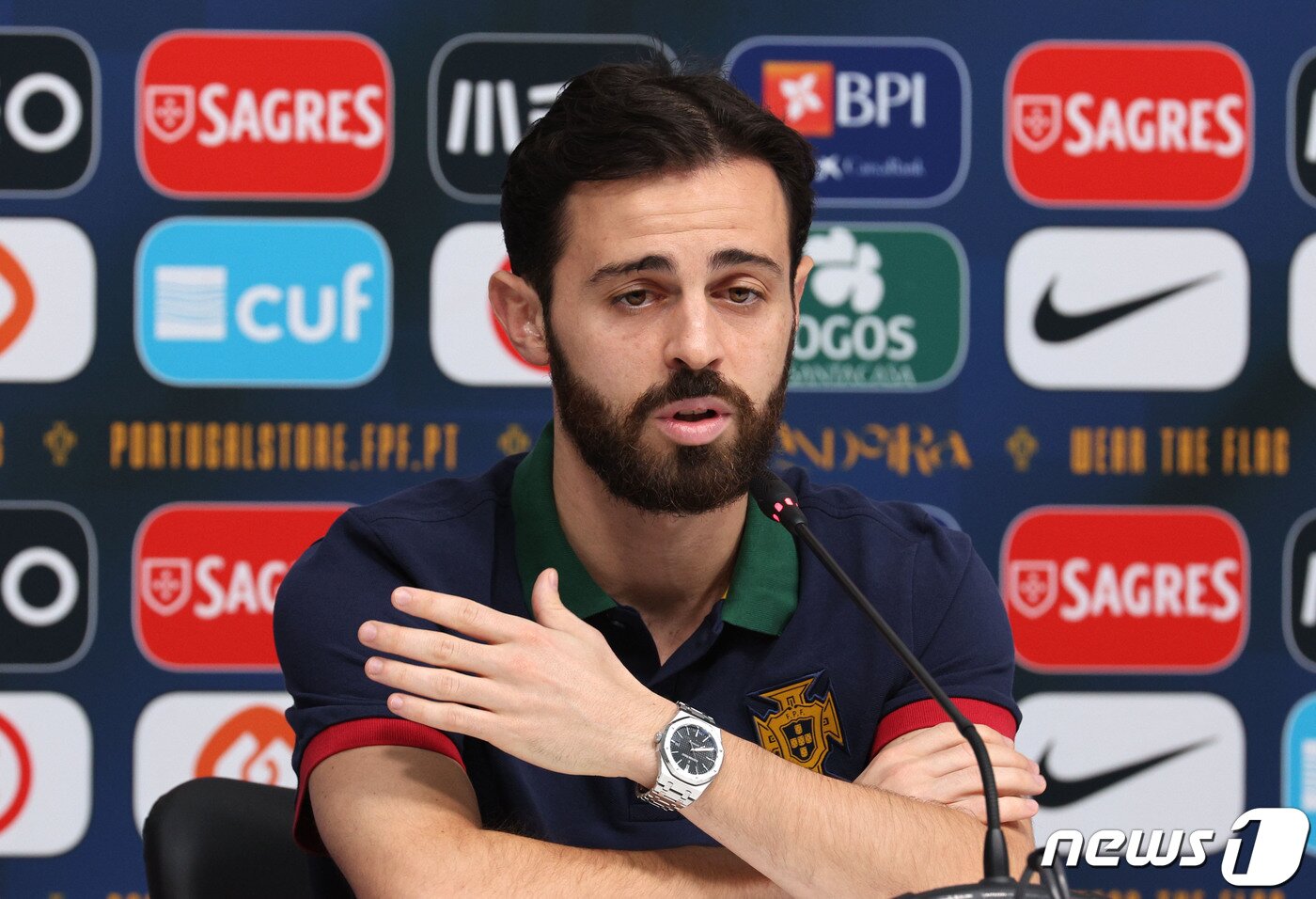 본문 이미지 - 포르투갈 축구대표팀 베르나르두 실바가 19일 오후(현지시간) 카타르 알샤하니야 스포츠클럽에 마련된 훈련장에서 가진 훈련에 앞서 취재진과 인터뷰룰 하고 있다. 2022.11.20/뉴스1 ⓒ News1 이광호 기자