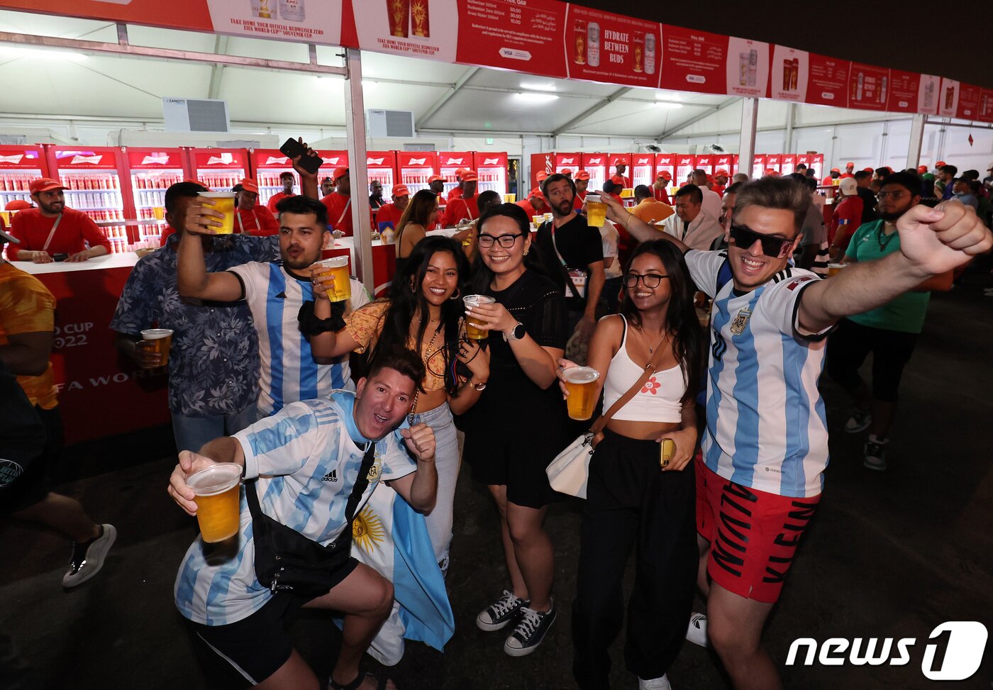 본문 이미지 - 2022 카타르 월드컵 개막을 하루 앞둔 19일(현지시간) 카타르 도하 알 비다 파크에서 열린 'FIFA 팬 페스티벌' 개막행사를 찾은 축구팬들이 팬 페스티벌 구역에서만 한시적으로 판매가 허용된 맥주를 즐기고 있다. 2022.11.20/뉴스1 ⓒ News1 이동해 기자