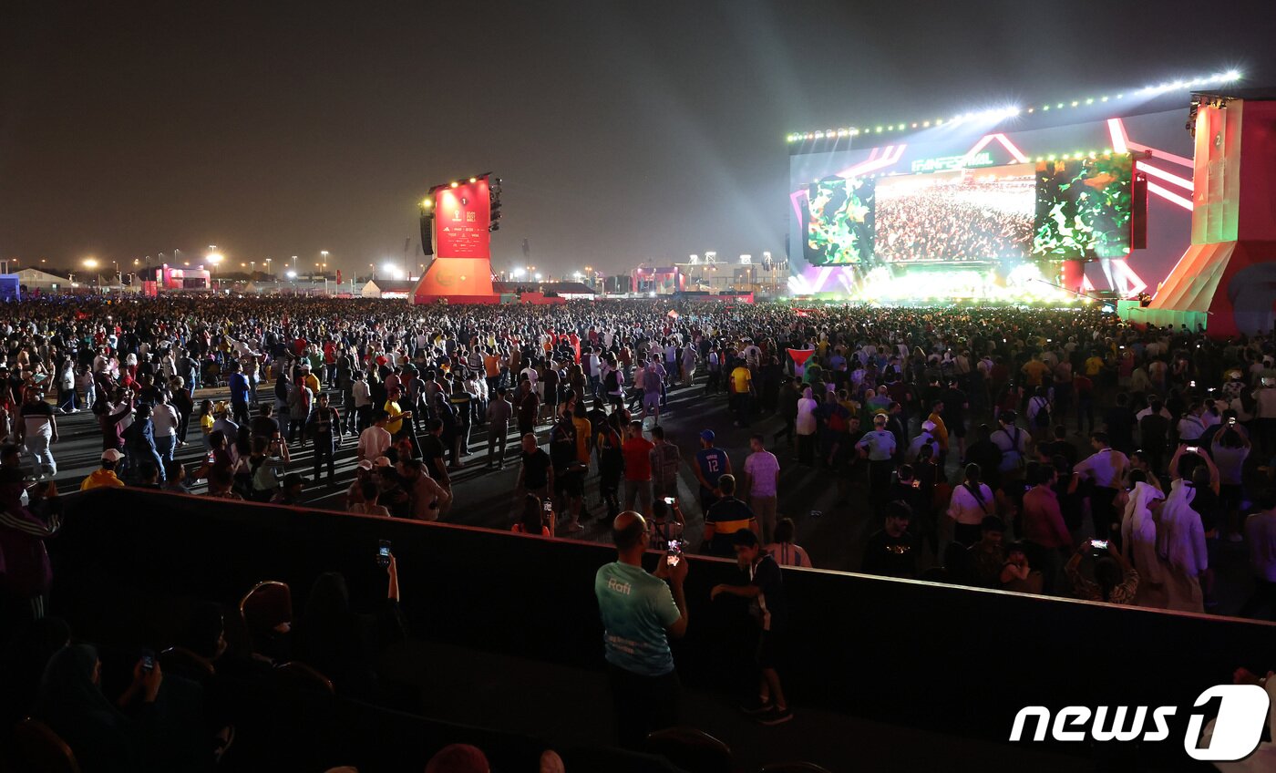 본문 이미지 - 2022 카타르 월드컵 개막을 하루 앞둔 19일(현지시간) 카타르 도하 알 비다 파크에서 열린 'FIFA 팬 페스티벌' 개막행사를 찾은 축구팬들이 축제를 즐기고 있다. 2022.11.20/뉴스1 ⓒ News1 이동해 기자