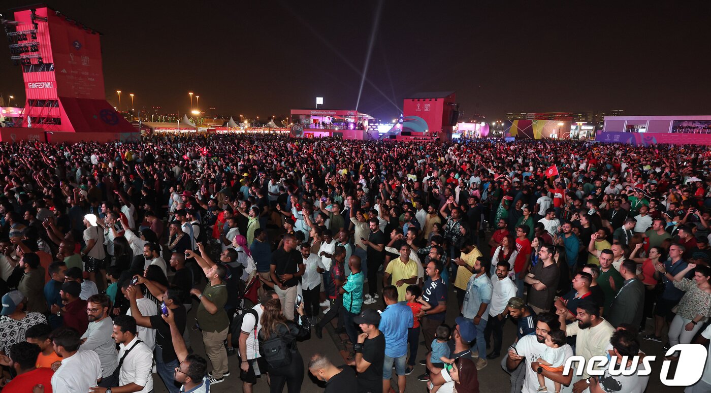 본문 이미지 - 2022 카타르 월드컵 개막을 하루 앞둔 19일(현지시간) 카타르 도하 알 비다 파크에서 열린 'FIFA 팬 페스티벌' 개막행사를 찾은 축구팬들이 축제를 즐기고 있다. 2022.11.20/뉴스1 ⓒ News1 이동해 기자