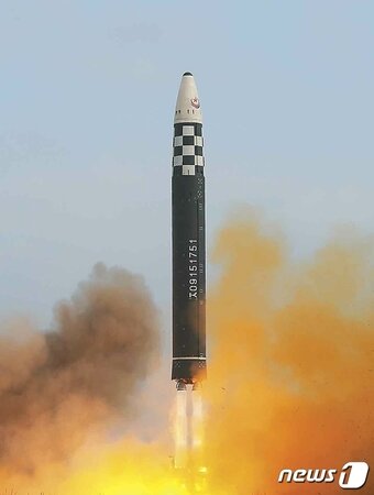 본문 이미지 - &#40;평양 노동신문=뉴스1&#41; = 북한 대륙간탄도미사일&#40;ICBM&#41; &#39;화성-17형&#39;. [국내에서만 사용가능. 재배포 금지. DB 금지. For Use Only in the Republic of Korea. Redistribution Prohibited] rodongphoto@news1.kr