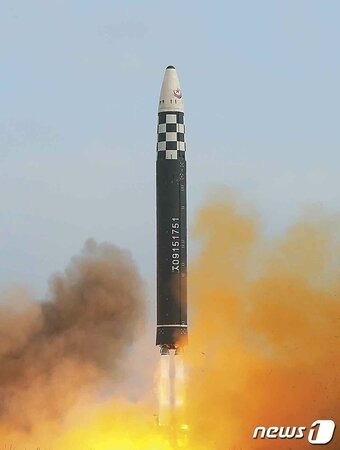 &#40;평양 노동신문=뉴스1&#41; = 북한 대륙간탄도미사일&#40;ICBM&#41; &#39;화성-17형&#39;. [국내에서만 사용가능. 재배포 금지. DB 금지. For Use Only in the Republic of Korea. Redistribution Prohibited] rodongphoto@news1.kr