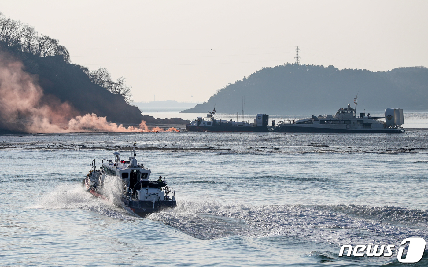(서울=뉴스1) = 인천국제공항공사가 지난 18일 인천공항 인근 중부지방해양경찰청 훈련장에서 2022년 재난대응 안전한국훈련의 일환으로 ‘해상 항공기 사고 위기대응훈련’을 실시했다 …