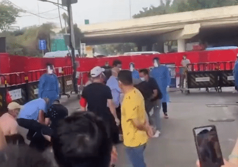 본문 이미지 - 여성이 거칠게 나오자 방역요원들은 그를 붙잡아 포박했다. (유튜브 갈무리)