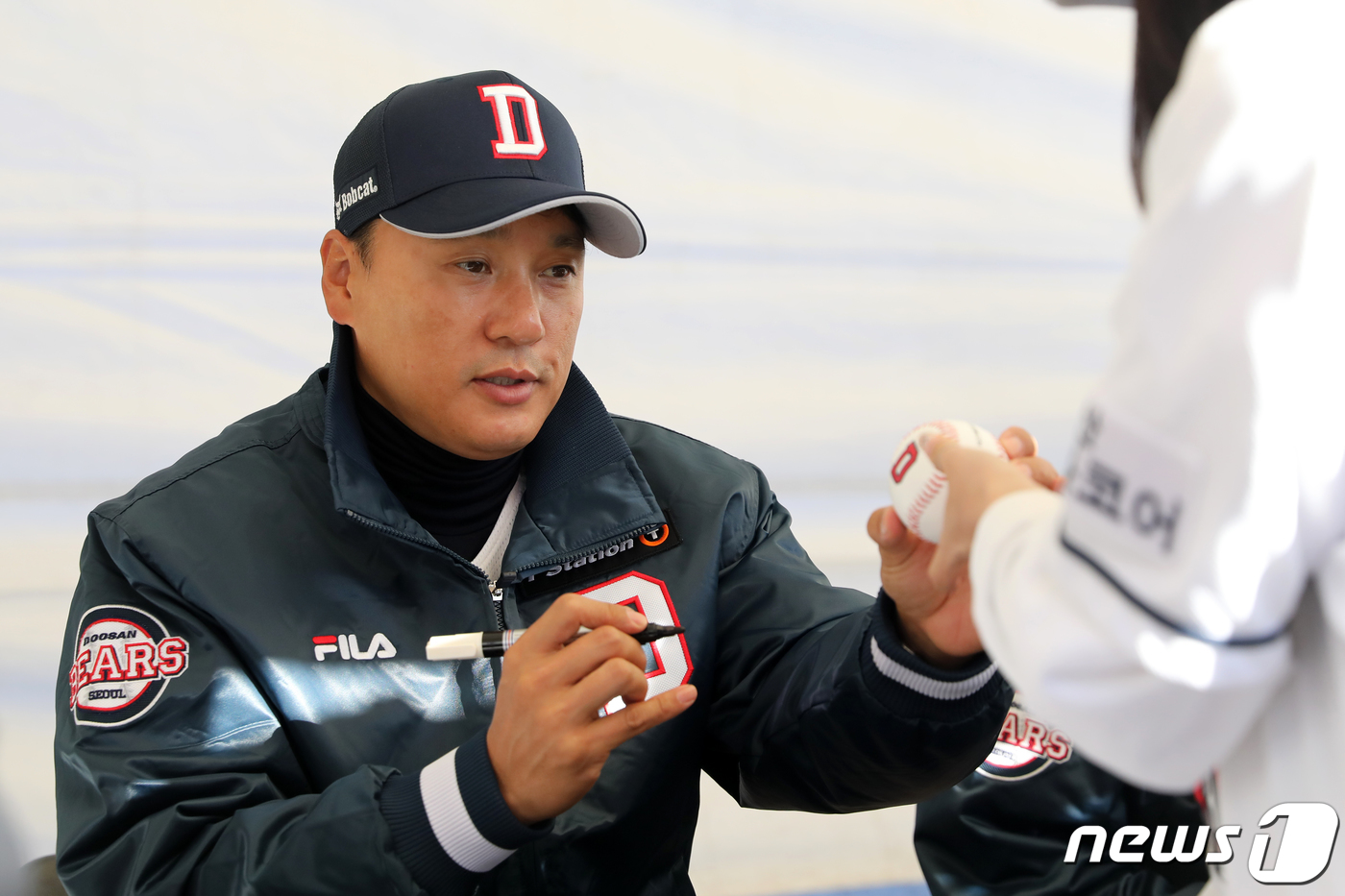 (서울=뉴스1) 이승배 기자 = 이승엽 두산베어스 감독이 20일 오전 서울 송파구 잠실야구장에서 열린 2022 두산베어스 곰들의 모임 팬사인회에서 팬들에게 사인을 해주고 있다. 2 …