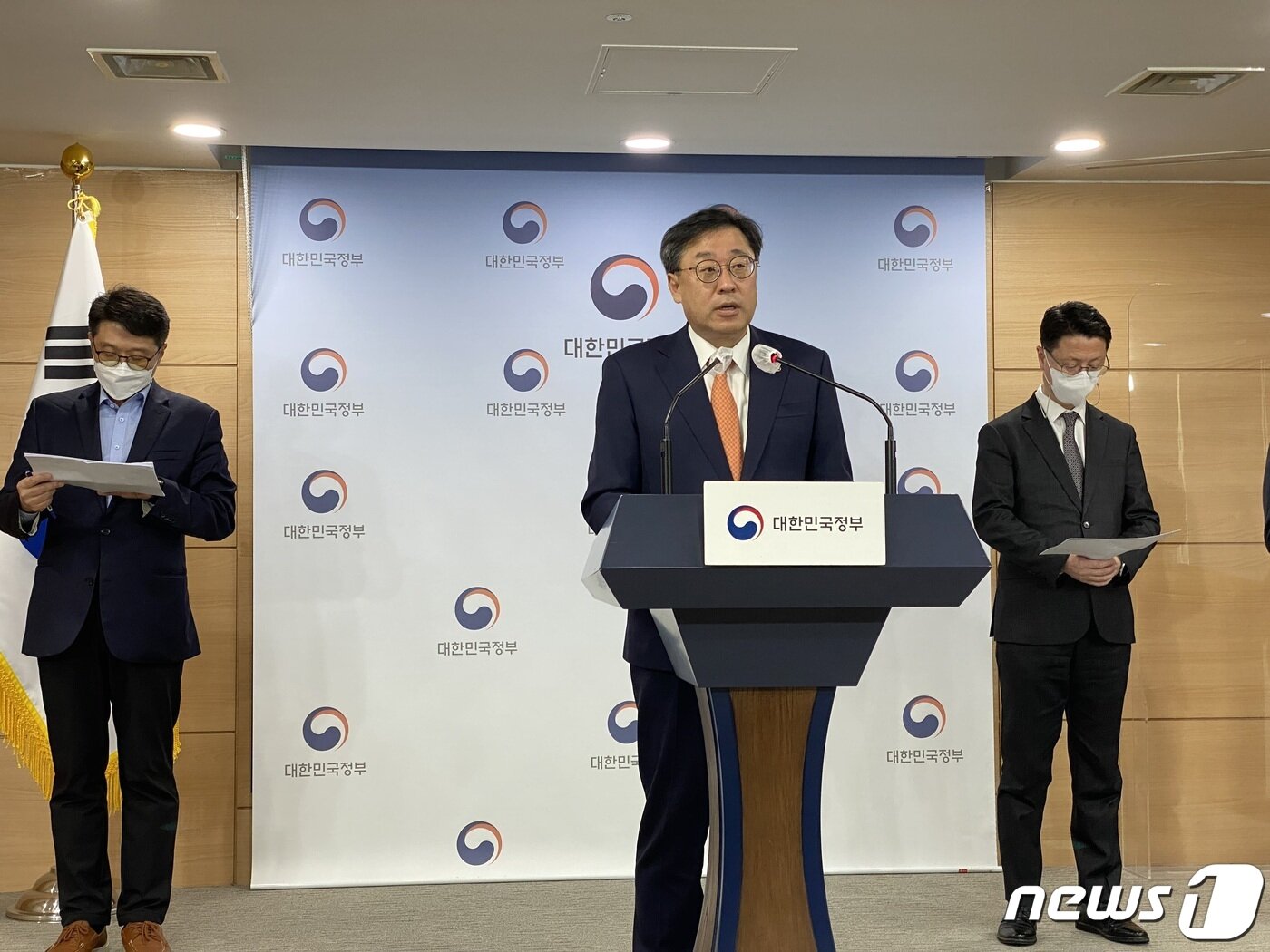 본문 이미지 - 박윤규 과학기술정보통신부 제2차관이 18일 정부서울청사에서 5G 주파수 할당 조건 이행 점검 결과를 발표하고 있다. 2022.11.18/뉴스1 ⓒ News1 이기범 기자