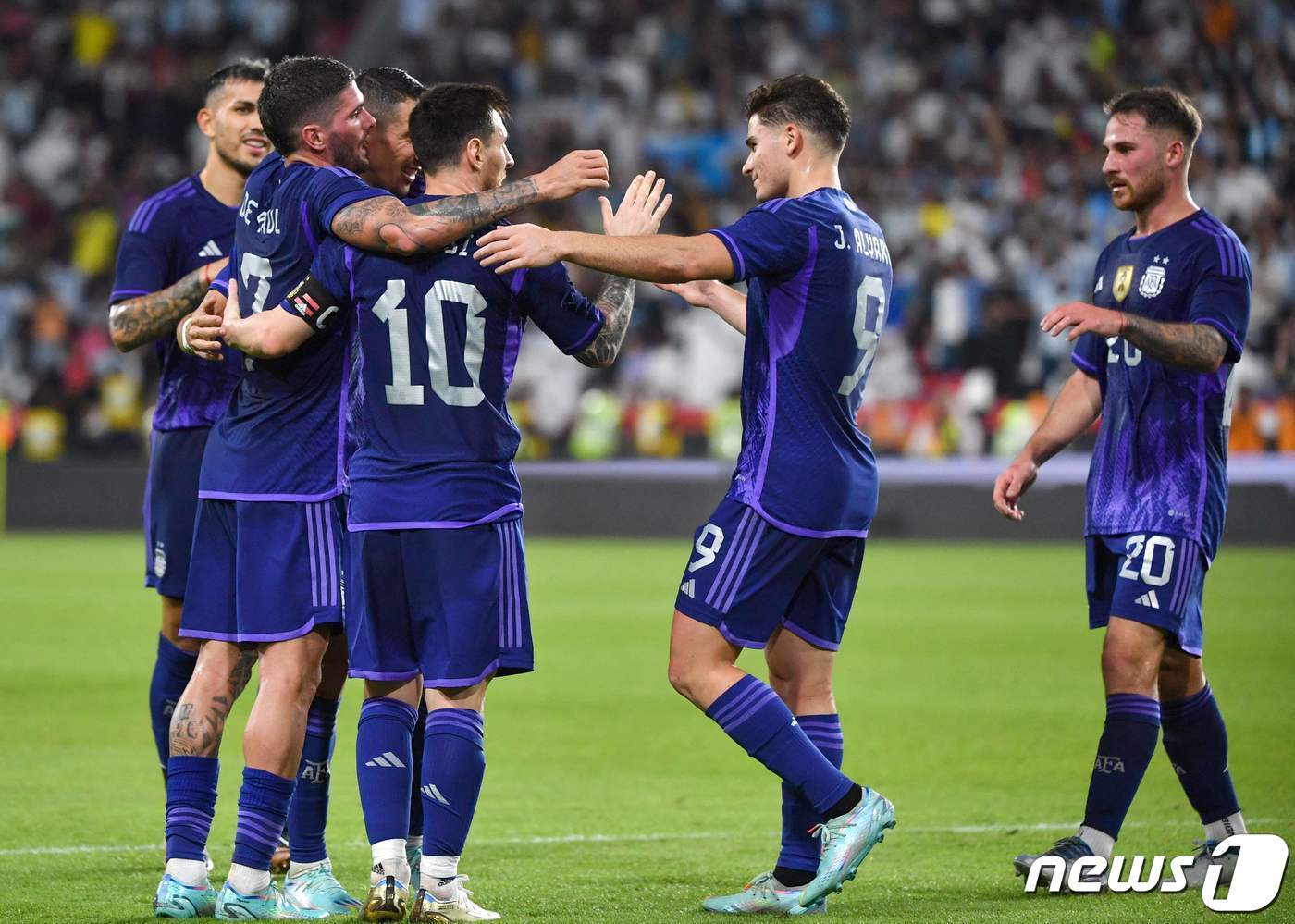 본문 이미지 - 리오넬 메시를 중심으로 36경기 연속 무패를 기록 중인 아르헨티나.  ⓒ AFP=뉴스1