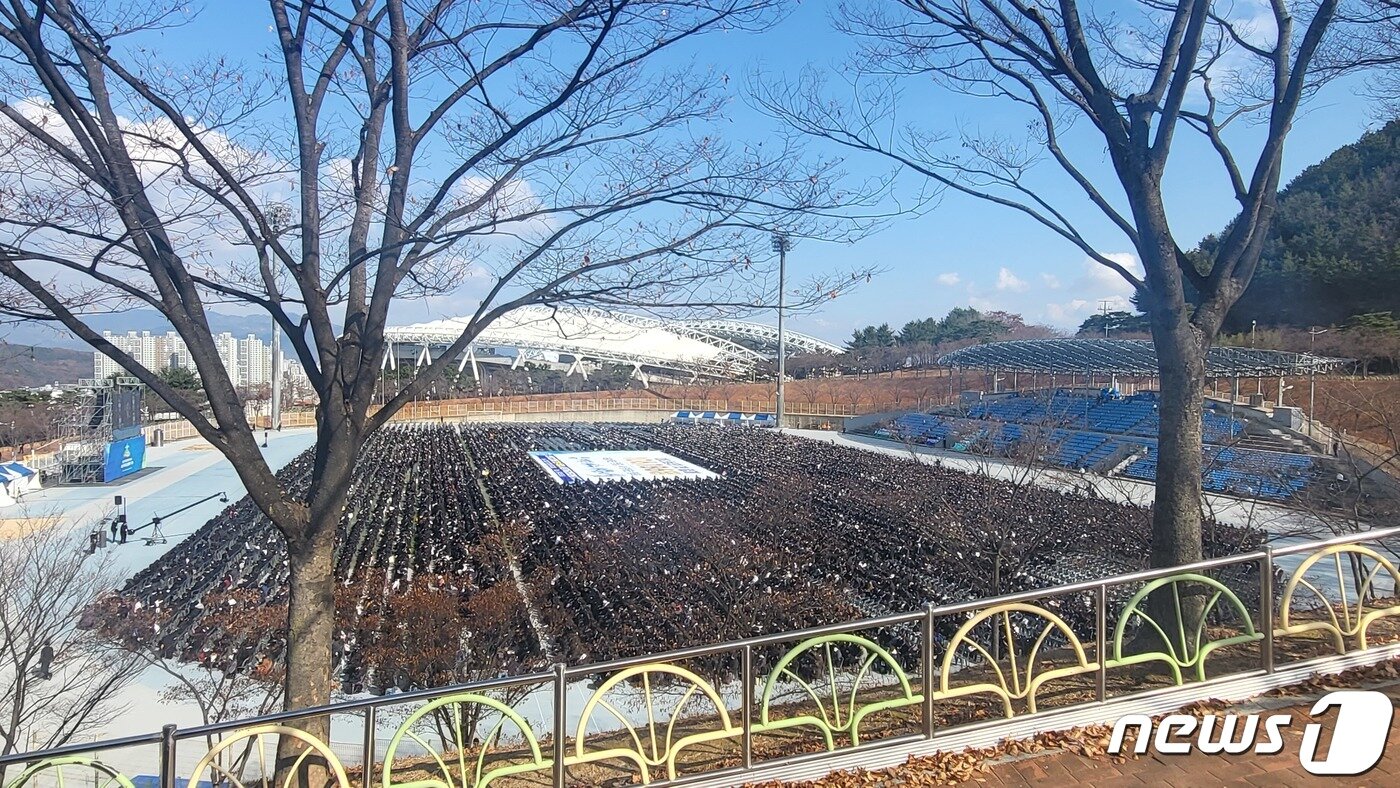 본문 이미지 - 20일 대구 수성구 노변동 대구스타디움에서 신천지 신자 10만명이 수료식을 진행하고 있다. 이날 신천지 신자들은 전국에서 버스 2500여대를 타고 모였다. 주경기장에 입장하지 못한 신자들이 보조경기장에서 스크린을 통해 행사에 참여하고 있다.2022.11.20/뉴스1 ⓒ News1 이성덕 기자