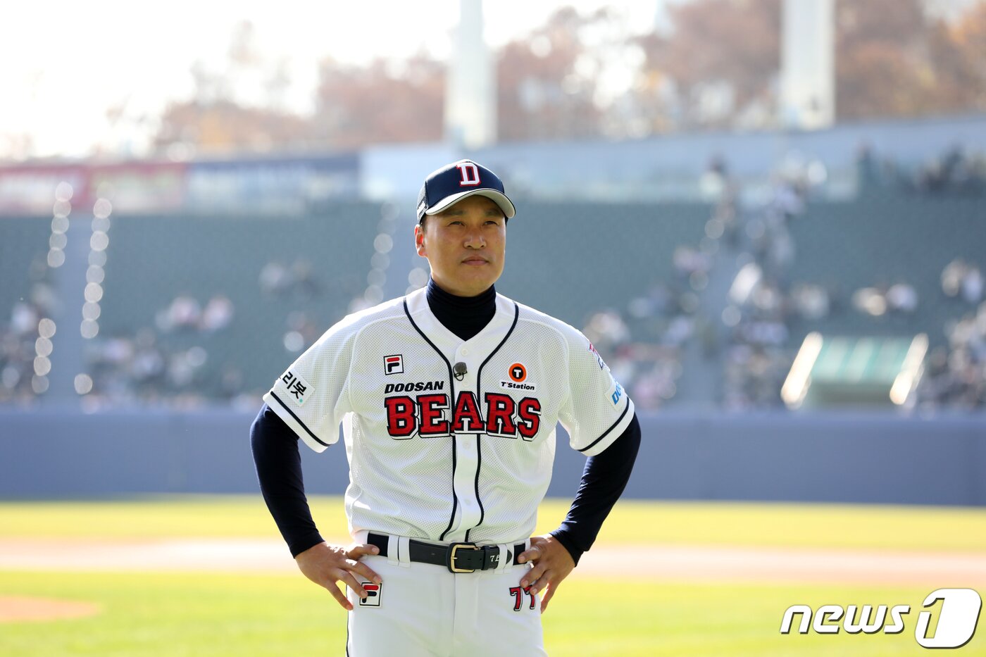본문 이미지 - 이승엽 신임 두산베어스 감독이 20일 오후 서울 송파구 잠실야구장에서 열린 최강몬스터즈와 두산베어스의 이벤트 경기에 앞서 그라운드에서 대기하고 있다. 2022.11.20/뉴스1 ⓒ News1 이승배 기자