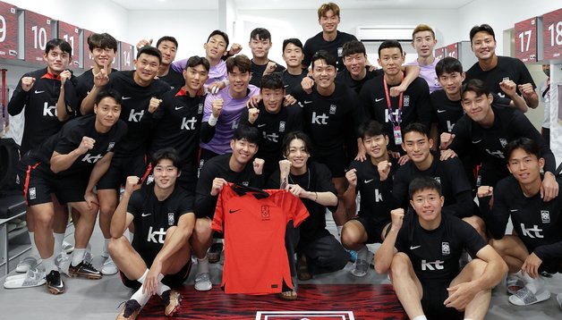 본문 이미지 - 그룹 방탄소년단&#40;BTS&#41; 정국이 19일&#40;현지시간&#41; 카타르 월드컵 한국 축구대표팀 훈련장인 도하 알에글라 트레이닝센터를 방문해 선수들과 기념촬영을 하고 있다.&#40;대한축구협회 제공&#41; 2022.11.20/뉴스1