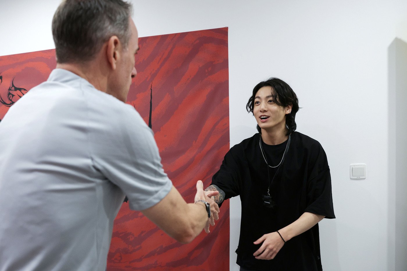 본문 이미지 - 파울루 벤투 감독과 인사 나누는 BTS 정국 &#40;대한축구협회 제공&#41;