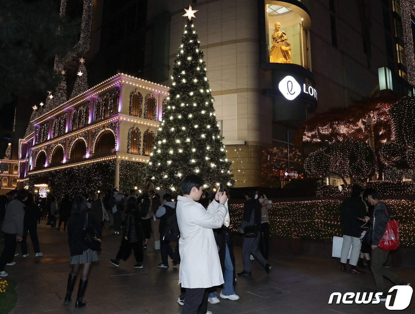 본문 이미지 - 20일 오후 크리스마스 조명으로 화려하게 외벽을 꾸민 서울 중구 롯데백화점점 본점 앞에서 시민들이 추억을 남기고 있다. 2022.11.20/뉴스1 ⓒ News1 김진환 기자