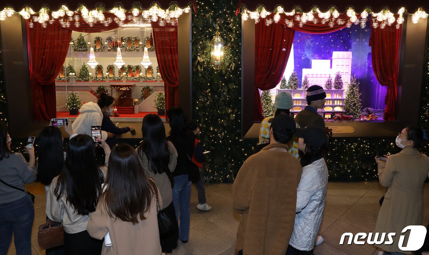 본문 이미지 - 20일 오후 크리스마스 조명으로 화려하게 외벽을 꾸민 서울 중구 롯데백화점점 본점 앞에서 시민들이 추억을 남기고 있다. 2022.11.20/뉴스1 ⓒ News1 김진환 기자
