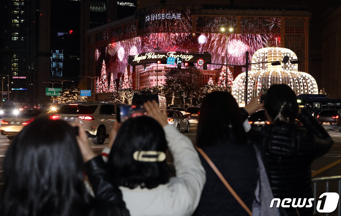 본문 이미지 - 20일 오후 크리스마스 조명으로 화려하게 외벽을 꾸민 서울 중구 신세계백화점 본점 앞에서 시민들이 추억을 남기고 있다. 2022.11.20/뉴스1 ⓒ News1 김진환 기자