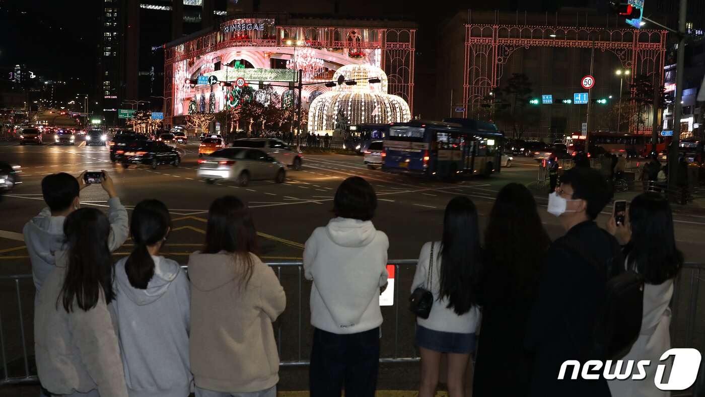 본문 이미지 - 20일 오후 크리스마스 조명으로 화려하게 외벽을 꾸민 서울 중구 신세계백화점 본점 앞에서 시민들이 추억을 남기고 있다. 2022.11.20/뉴스1 ⓒ News1 김진환 기자