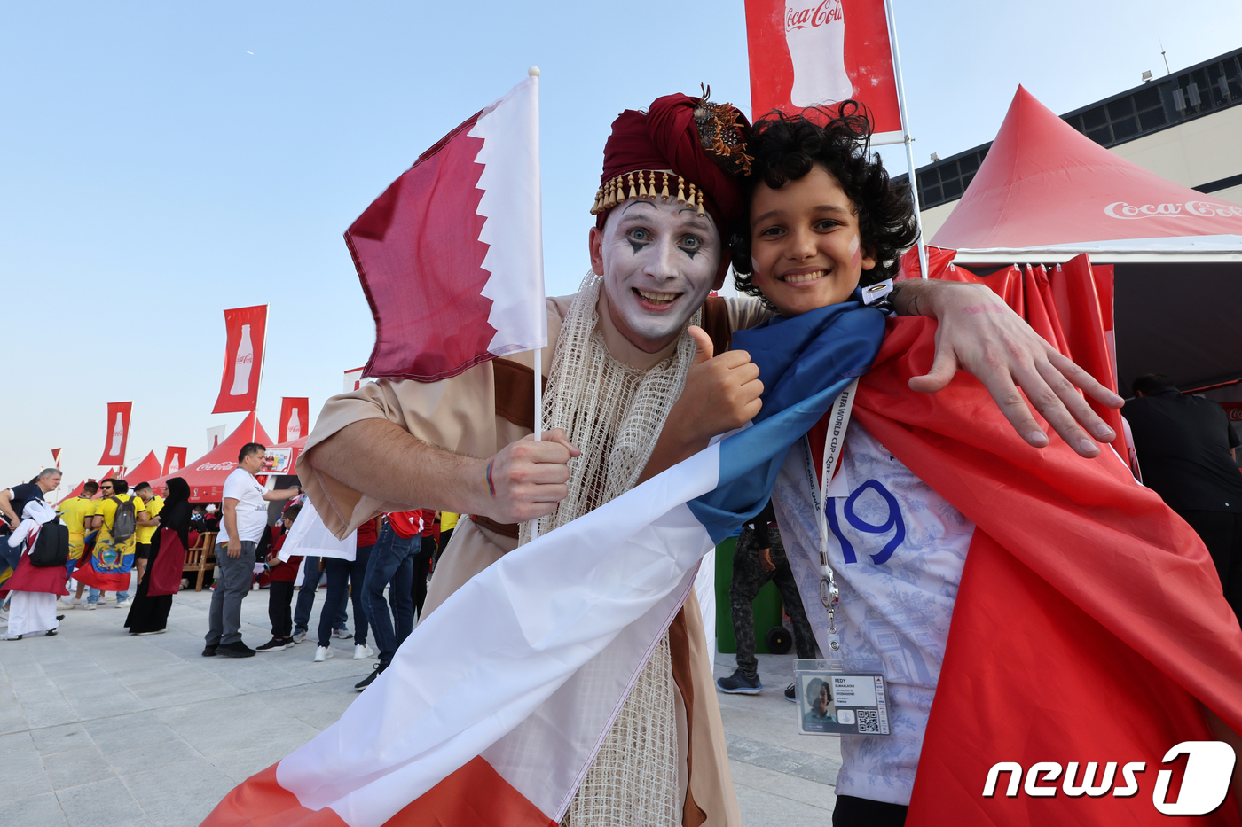 (도하(카타르)=뉴스1) 이광호 기자 = 2022 카타르 월드컵 개막일인 20일 오후(현지시간) 개막식이 열리는 카타르 알코르 알베이트 스타디움 앞에서 각국의 축구팬들이 즐거운 시 …