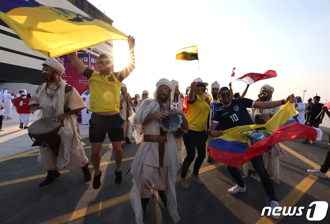 (도하(카타르)=뉴스1) 이광호 기자 = 2022 카타르 월드컵 개막일인 20일 오후(현지시간) 개막식이 열리는 카타르 알코르 알베이트 스타디움 앞에서 각국의 축구팬들이 즐거운 시 …