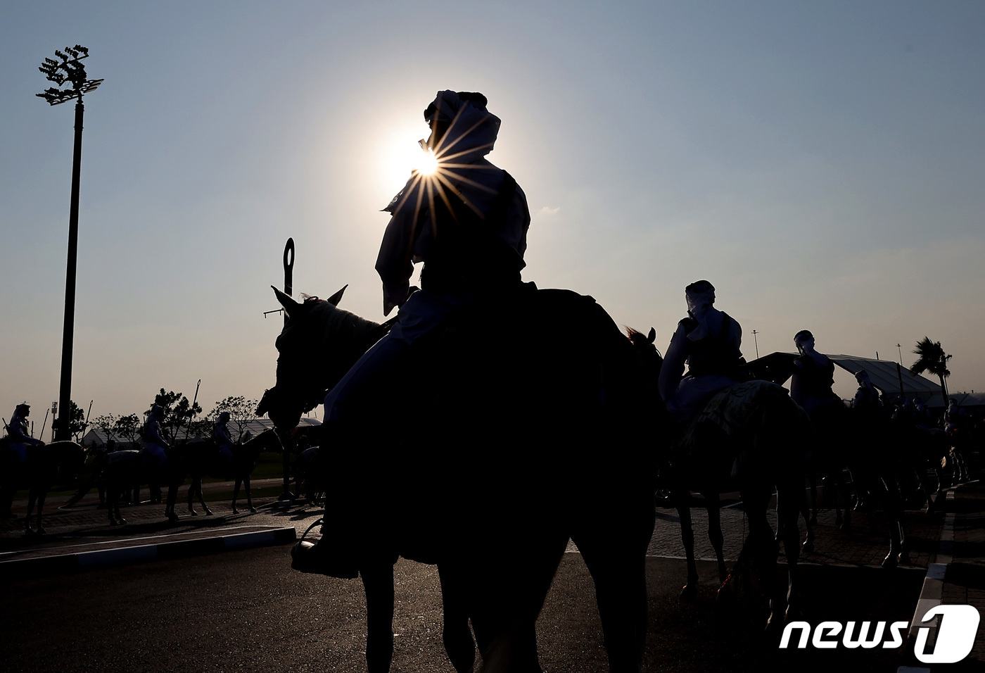 (도하(카타르)=뉴스1) 이동해 기자 = 2022 카타르 월드컵 개막식을 앞둔 20일(현지시간) 카타르 알코르 알베이트 스타디움 입구에 말을 탄 남성들이 도열해 손님맞이를 하고 있 …