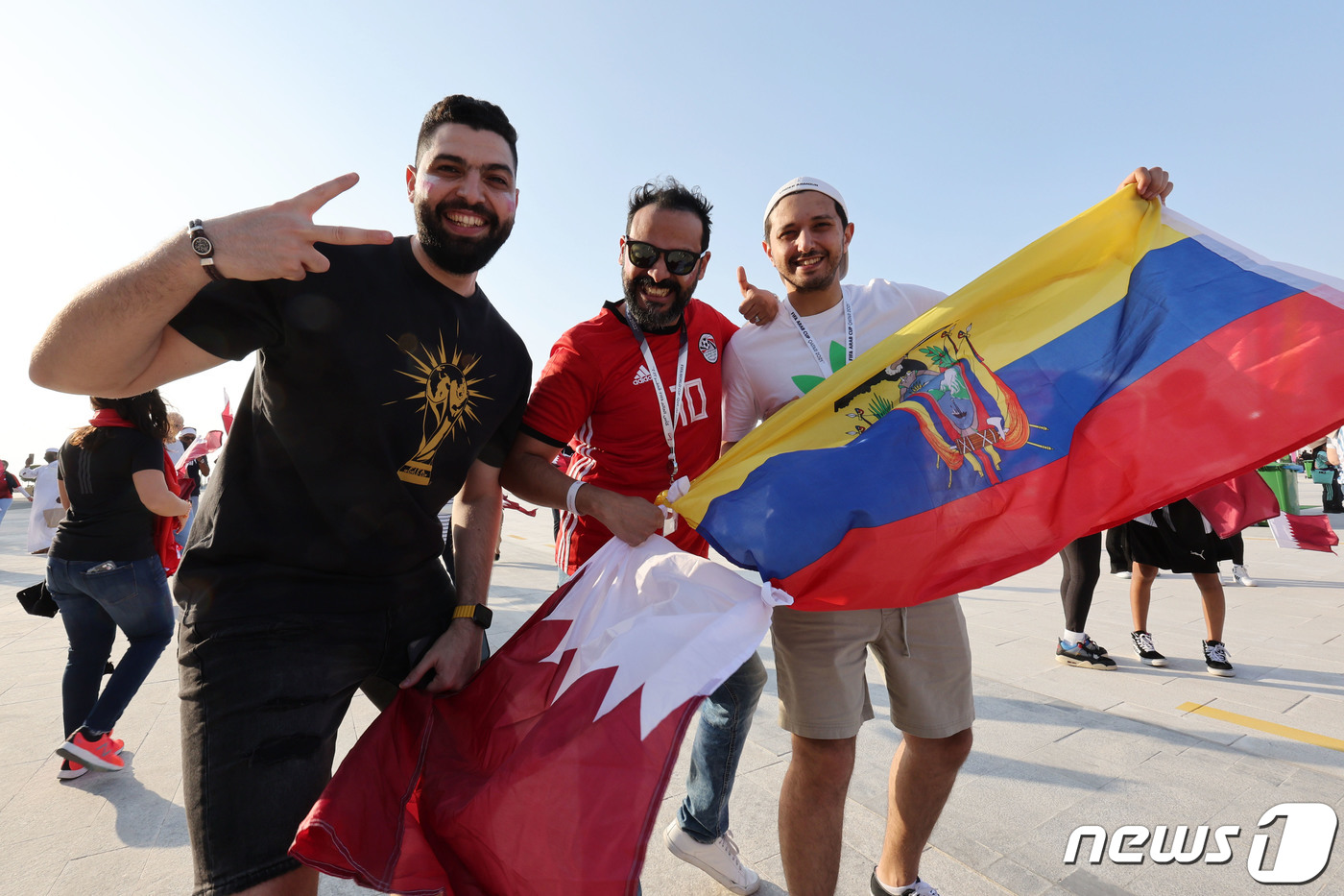 (도하(카타르)=뉴스1) 이광호 기자 = 2022 카타르 월드컵 개막일인 20일 오후(현지시간) 개막식이 열리는 카타르 알코르 알베이트 스타디움 앞에서 세계 각국의 축구팬들이 즐거 …