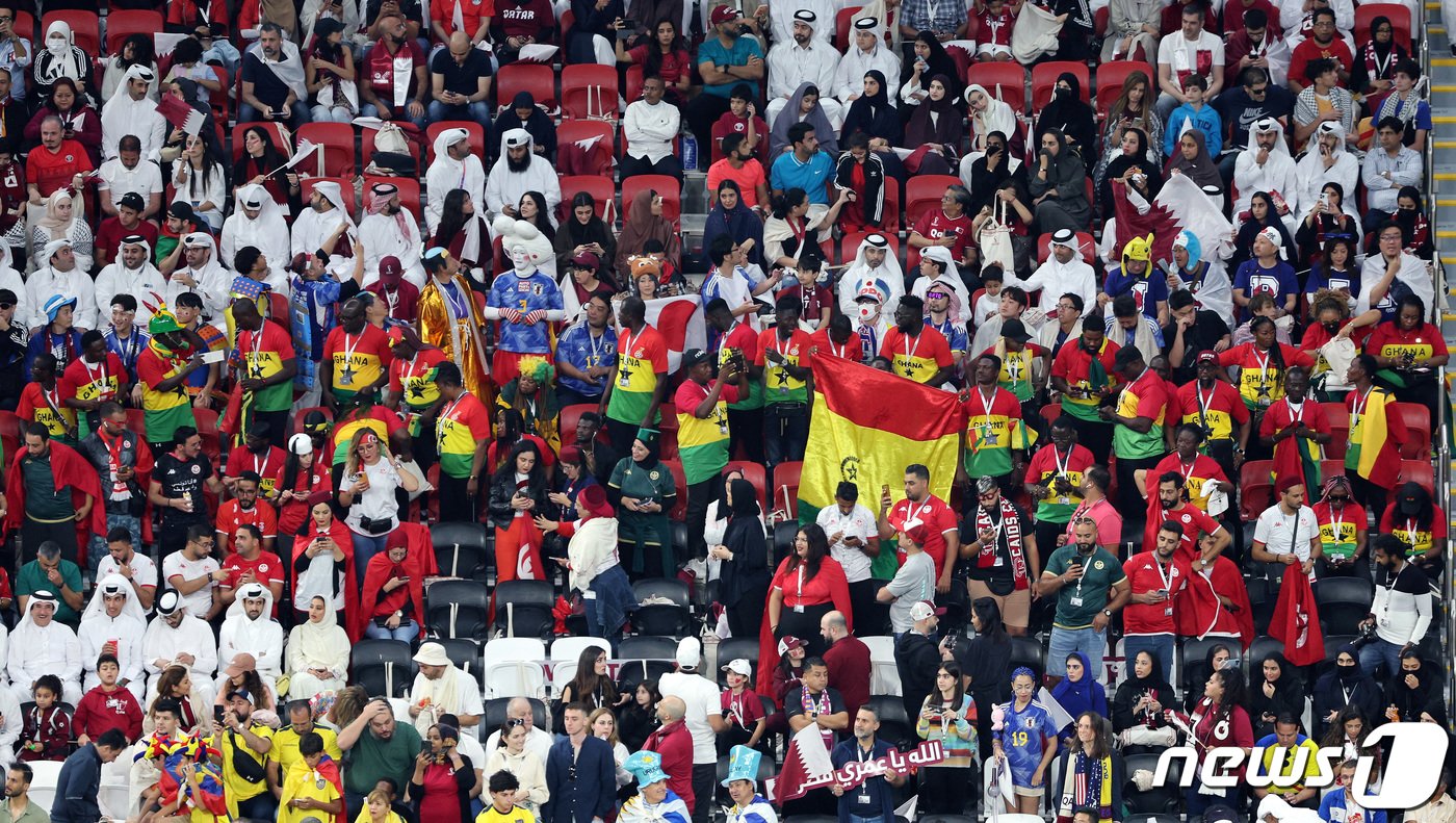 본문 이미지 - 20일 오후(현지시간) 카타르 알코르 알베이트 스타디움에서 열릴 예정인 2022 카타르 월드컵 개막식을 앞두고 가나 축구팬들이 응원을 선보이고 있다. 이번 월드컵은 사상 처음으로 여름이 아닌 겨울에 중동에서 펼쳐지며 10회 연속 월드컵 본선 무대를 밟는 한국 축구대표팀은 2010년 남아공월드컵 이후 두 번쨰 원정 16강에 도전한다. 2022.11.21/뉴스1 ⓒ News1 이동해 기자