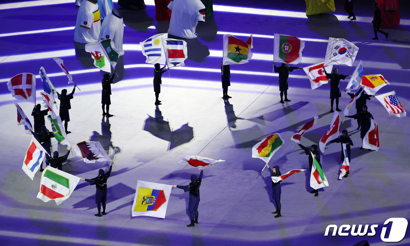 (도하(카타르)=뉴스1) 이동해 기자 = 그룹 방탄소년단(BTS) 정국이 20일 오후(현지시간) 카타르 알코르 알베이트 스타디움에서 열린 2022 카타르 월드컵 개막식에서 화려한 …