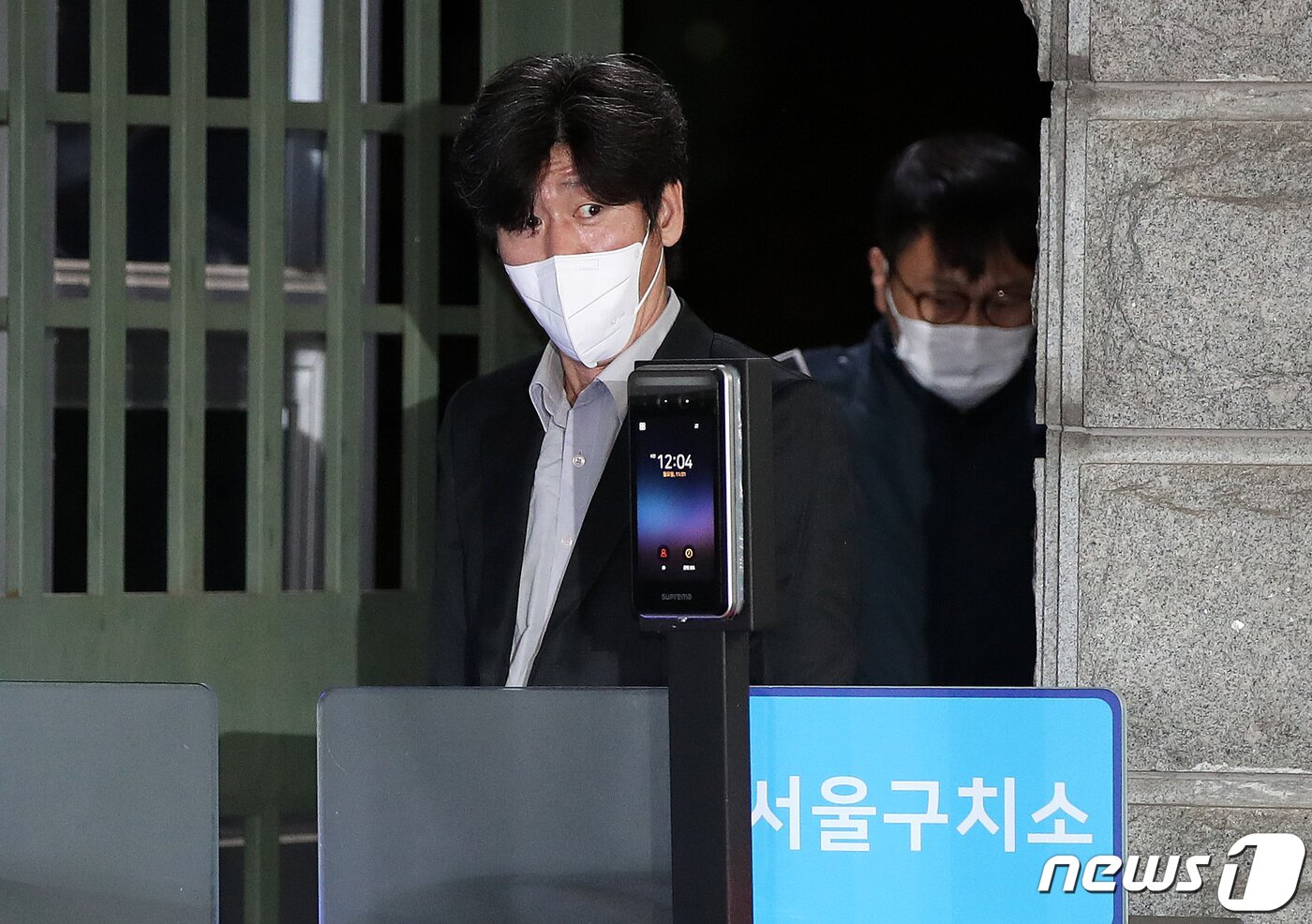 본문 이미지 - 남욱 변호사가 21일 새벽 경기 의왕 서울구치소를 나서고 있다. 대장동 개발사업 로비‧특혜 사건의 핵심으로 구속 재판을 받던 남욱 변호사는 이날 구속기간 만료로 석방됐다. 2022.11.21/뉴스1 ⓒ News1 박지혜 기자