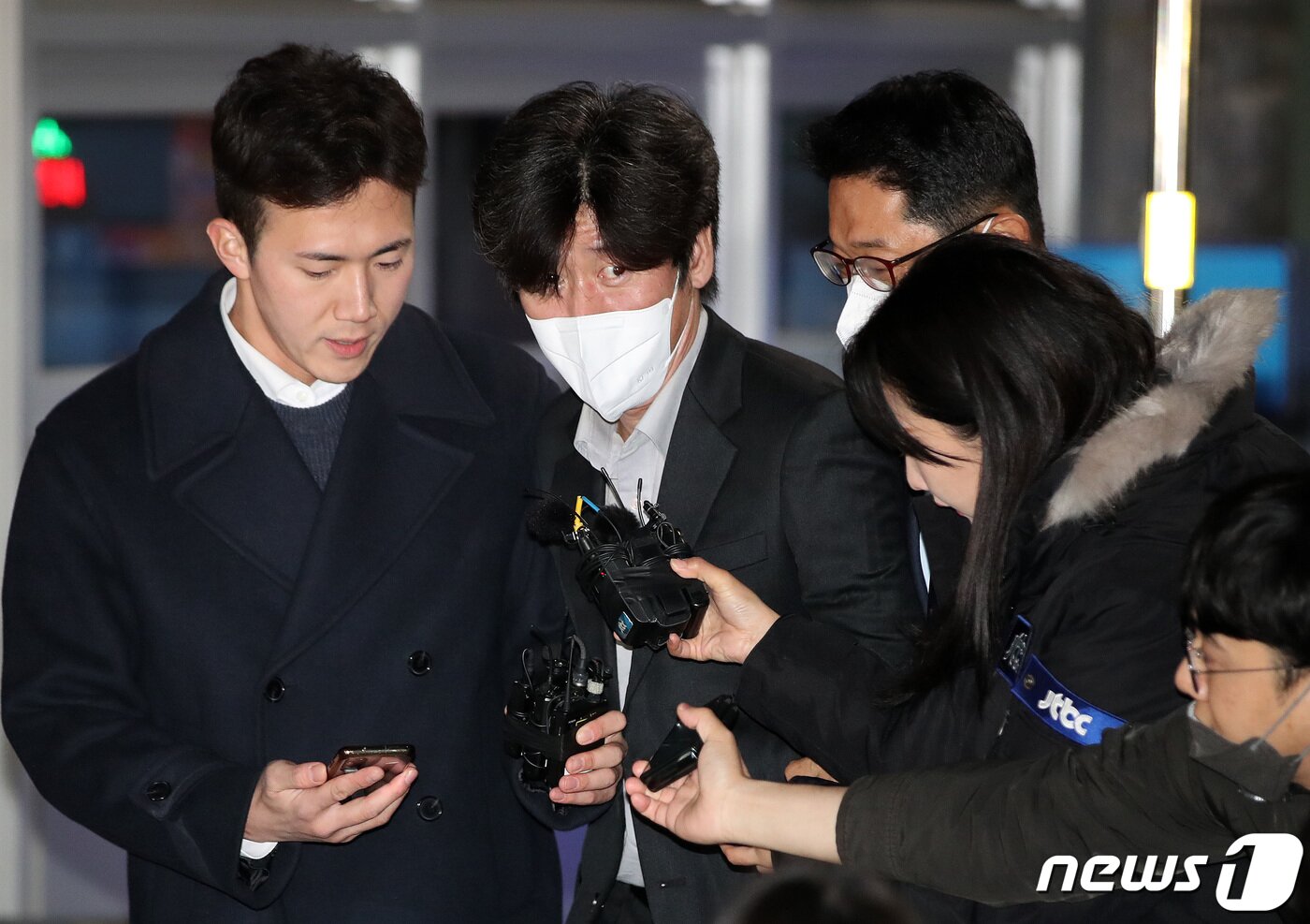 본문 이미지 - 남욱 변호사가 21일 새벽 경기 의왕 서울구치소를 나서고 있다. 대장동 개발사업 로비‧특혜 사건의 핵심으로 구속 재판을 받던 남욱 변호사는 이날 구속기간 만료로 석방됐다. 2022.11.21/뉴스1 ⓒ News1 박지혜 기자