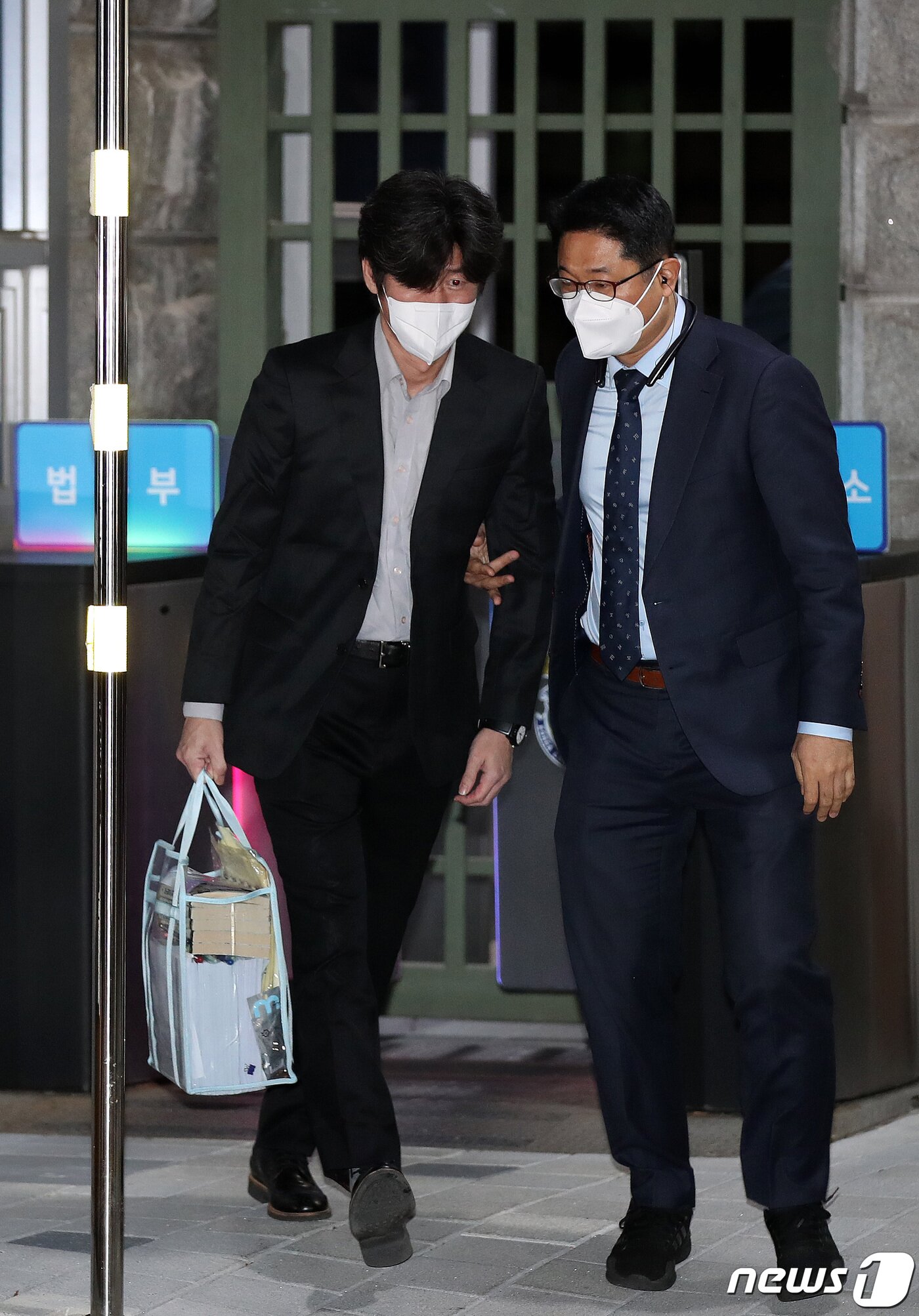 본문 이미지 - 남욱 변호사가 21일 새벽 경기 의왕 서울구치소를 나서고 있다. 대장동 개발사업 로비‧특혜 사건의 핵심으로 구속 재판을 받던 남욱 변호사는 이날 구속기간 만료로 석방됐다. 2022.11.21/뉴스1 ⓒ News1 박지혜 기자