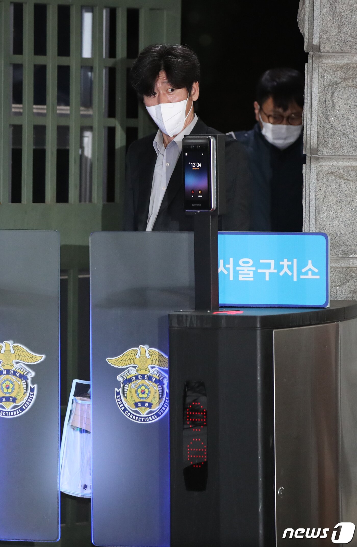 본문 이미지 - 남욱 변호사가 21일 새벽 경기 의왕 서울구치소를 나서고 있다. 대장동 개발사업 로비‧특혜 사건의 핵심으로 구속 재판을 받던 남욱 변호사는 이날 구속기간 만료로 석방됐다. 2022.11.21/뉴스1 ⓒ News1 박지혜 기자