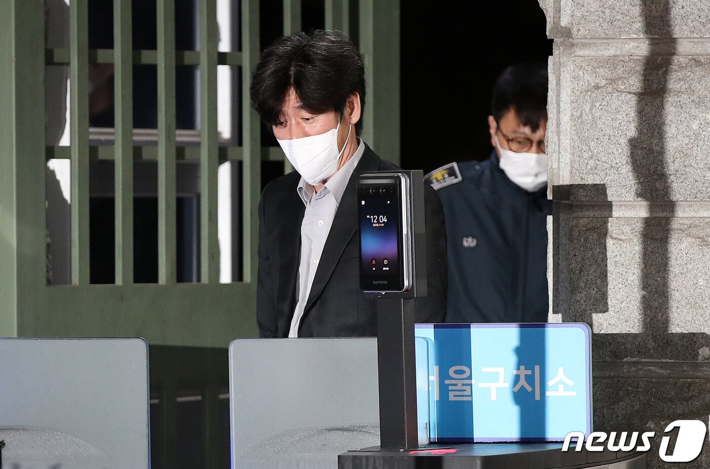 본문 이미지 - 남욱 변호사가 21일 새벽 경기 의왕 서울구치소를 나서고 있다. 대장동 개발사업 로비‧특혜 사건의 핵심으로 구속 재판을 받던 남욱 변호사는 이날 구속기간 만료로 석방됐다. 2022.11.21/뉴스1 ⓒ News1 박지혜 기자