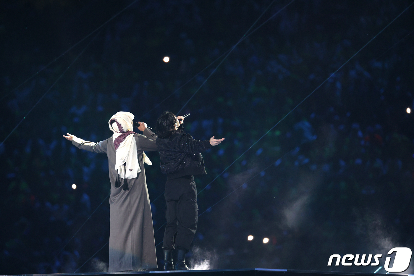 (도하(카타르)=뉴스1) 이광호 기자 = 그룹 방탄소년단(BTS) 정국이 20일 오후(현지시간) 카타르 알코르 알베이트 스타디움에서 열린 2022 카타르 월드컵 개막식에서 월드컵 …