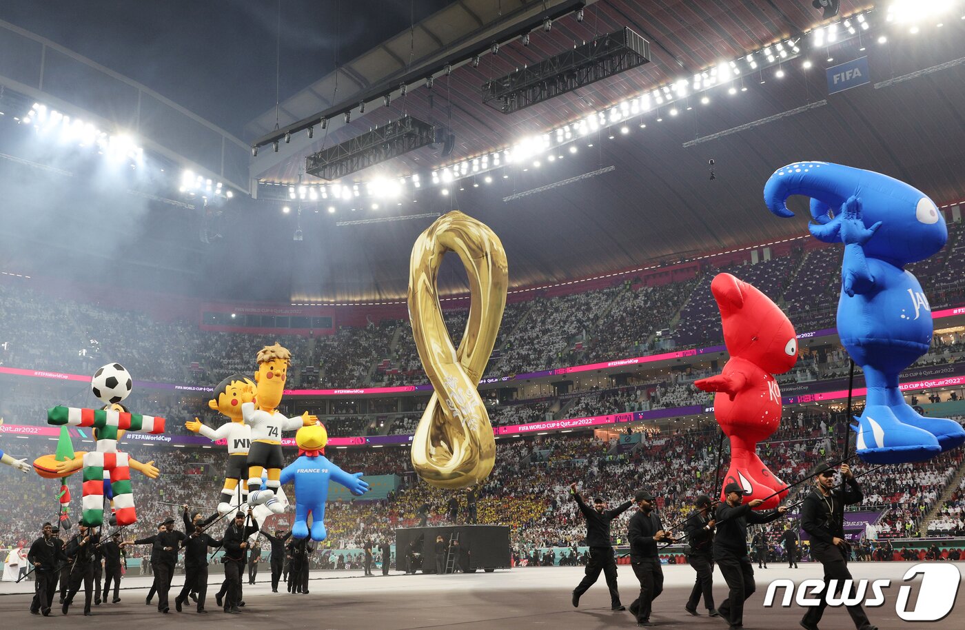 본문 이미지 - 20일 오후(현지시간) 카타르 알코르 알베이트 스타디움에서 열린2022 카타르 월드컵 개막식에서 화려한 공연이 펼쳐지고 있다. 이번 월드컵은 사상 처음으로 여름이 아닌 겨울에 중동에서 펼쳐지며 10회 연속 월드컵 본선 무대를 밟는 한국 축구대표팀은 2010년 남아공월드컵 이후 두 번째 원정 16강에 도전한다.2022.11.20/뉴스1 ⓒ News1 이광호 기자