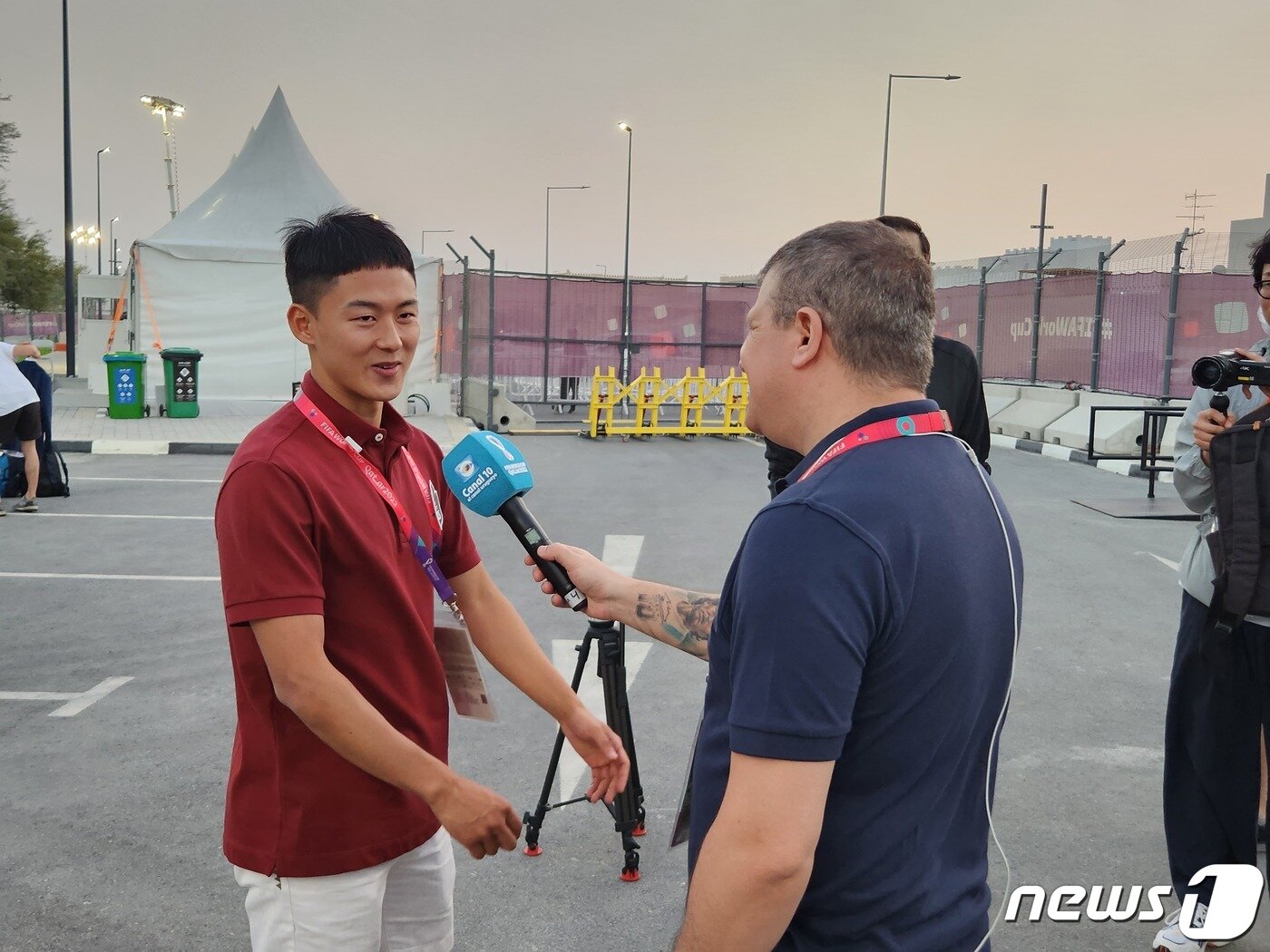 본문 이미지 - 우루과이 훈련장에서 인기 많았던 이승우가 현지 취재진들과 인터뷰를 하고 있다. ⓒ News1 이재상기자