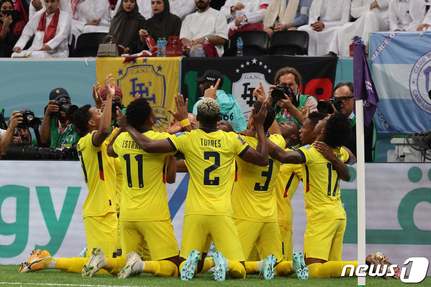 본문 이미지 - 20일 오후(현지시간) 카타르 알코르 알베이트 스타디움에서 열린 2022 카타르 월드컵 개막전 카타르와 에콰도르의 경기에서 에콰도르 에네르 발렌시아가 선제골을 성공시킨뒤 세리머니를 하고 있다. 에콰도르의 선제골은 비디오 판독 결과 오프사이드로 '노 골' 선언됐다. 2022.11.21/뉴스1 ⓒ News1 이광호 기자