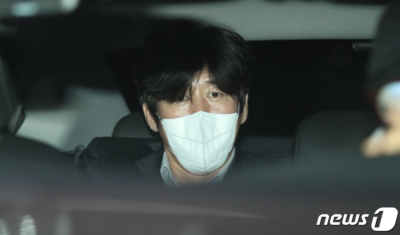 본문 이미지 - 남욱 변호사가 21일 새벽 경기 의왕 서울구치소에서 나와 차량에 탑승하고 있다. 대장동 개발사업 로비‧특혜 사건의 핵심으로 구속 재판을 받던 남욱 변호사는 이날 구속기간 만료로 석방됐다. 2022.11.21/뉴스1 ⓒ News1 박지혜 기자
