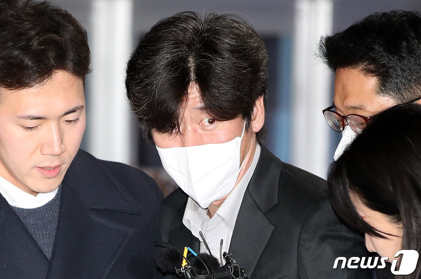 본문 이미지 - 남욱 변호사가 21일 새벽 경기 의왕 서울구치소를 나서고 있다. 대장동 개발사업 로비‧특혜 사건의 핵심으로 구속 재판을 받던 남욱 변호사는 이날 구속기간 만료로 석방됐다. 2022.11.21/뉴스1 ⓒ News1 박지혜 기자