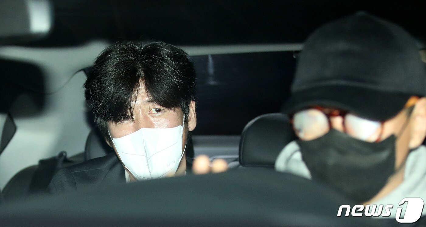본문 이미지 - 남욱 변호사가 21일 새벽 경기 의왕 서울구치소에서 나와 차량에 탑승하고 있다. 대장동 개발사업 로비‧특혜 사건의 핵심으로 구속 재판을 받던 남욱 변호사는 이날 구속기간 만료로 석방됐다. 2022.11.21/뉴스1 ⓒ News1 박지혜 기자