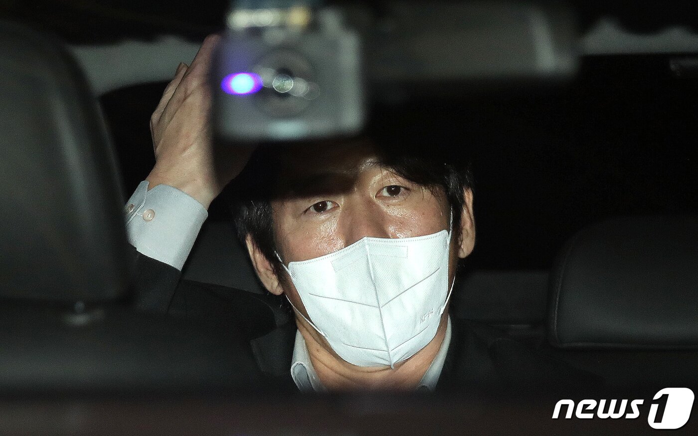 본문 이미지 - 남욱 변호사가 21일 새벽 경기 의왕 서울구치소에서 나와 차량에 탑승하고 있다. 대장동 개발사업 로비‧특혜 사건의 핵심으로 구속 재판을 받던 남욱 변호사는 이날 구속기간 만료로 석방됐다. 2022.11.21/뉴스1 ⓒ News1 박지혜 기자