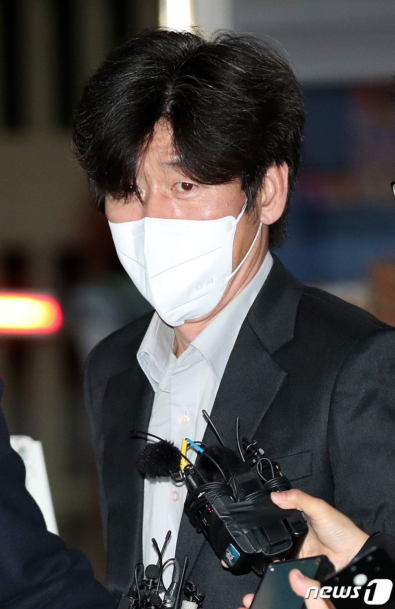 본문 이미지 - 남욱 변호사가 21일 새벽 경기 의왕 서울구치소를 나서고 있다. 대장동 개발사업 로비‧특혜 사건의 핵심으로 구속 재판을 받던 남욱 변호사는 이날 구속기간 만료로 석방됐다. 2022.11.21/뉴스1 ⓒ News1 박지혜 기자