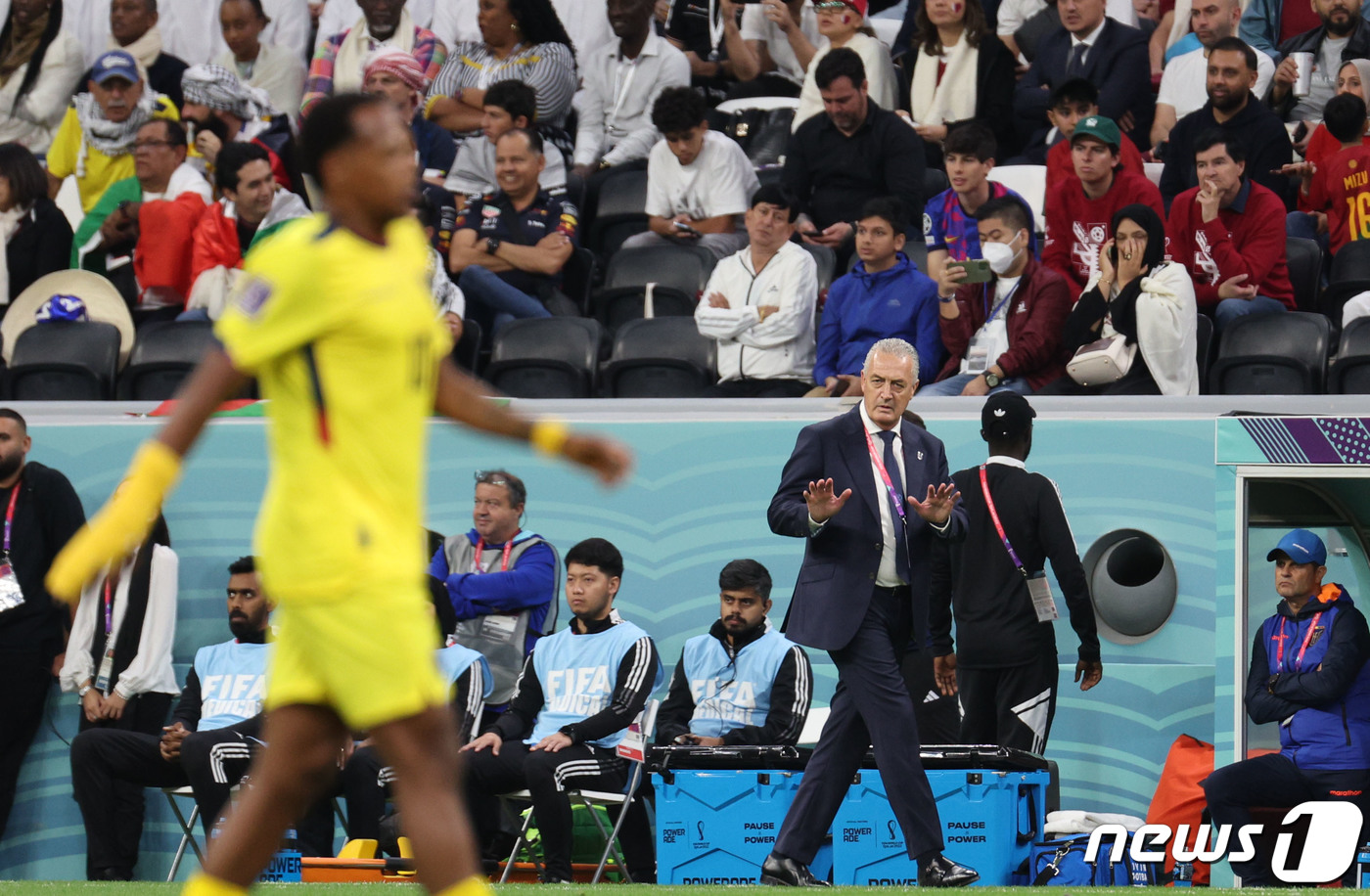 (도하(카타르)=뉴스1) 이광호 기자 = 구스타보 알파로 에콰도르 축구대표팀 감독이 20일 오후(현지시간) 카타르 알코르 알베이트 스타디움에서 열린 2022 카타르 월드컵 개막전 …