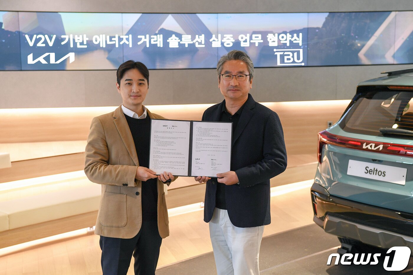 본문 이미지 - 윤승규 기아 국내eBiz솔루션 실장(오른쪽)과 백상진 티비유(TBU) 대표가 21일 서울 압구정동 기아 360에서 차량간(V2V) 급속 충전 신기술 기반 에너지 거래 솔루션 실증을 위한 업무 협약을 체결하고 있다. (기아 제공) 2022.11.21/뉴스1